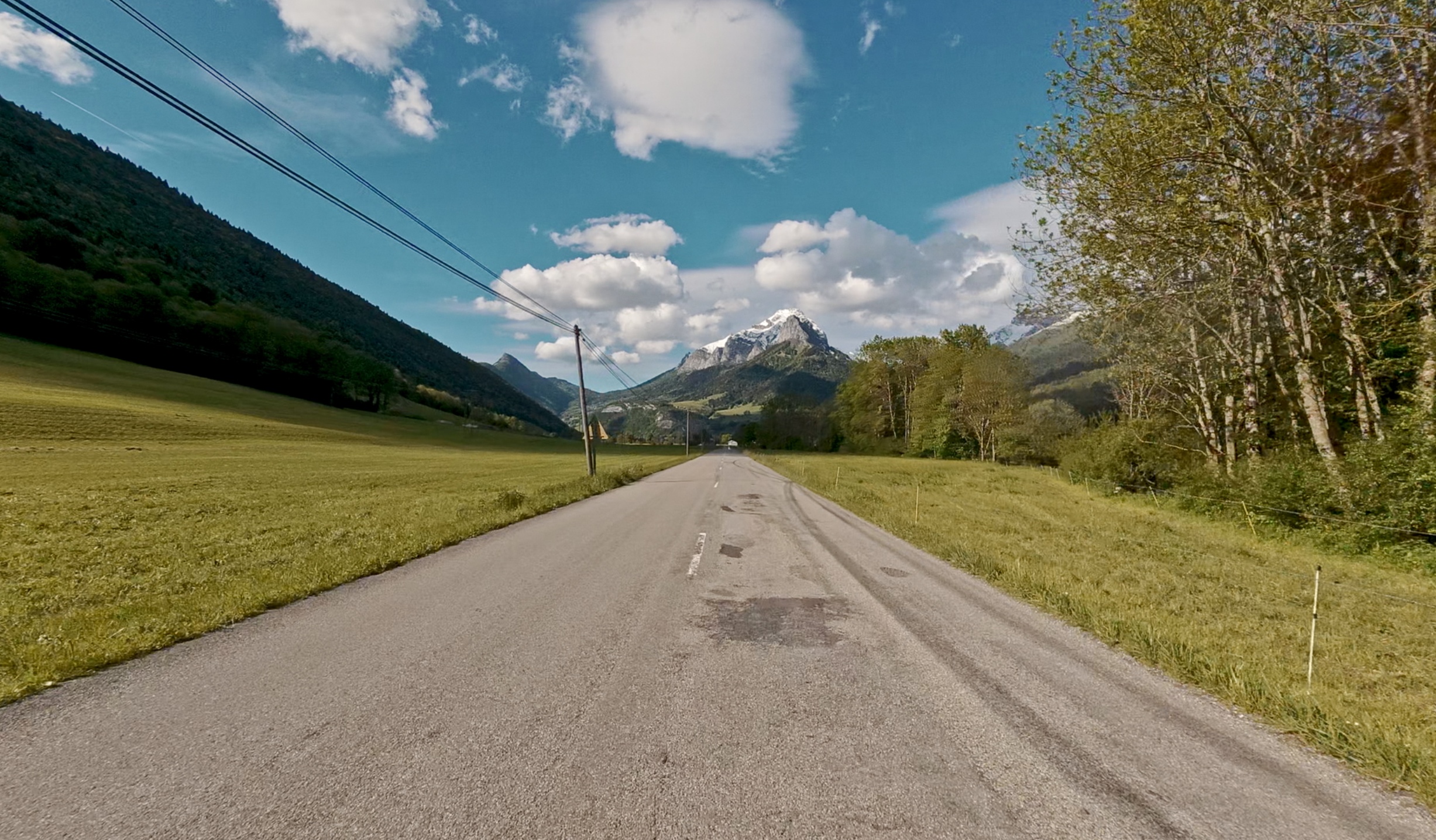 Route des Bauges avec vue sur les sommets enneigés, mai 2026