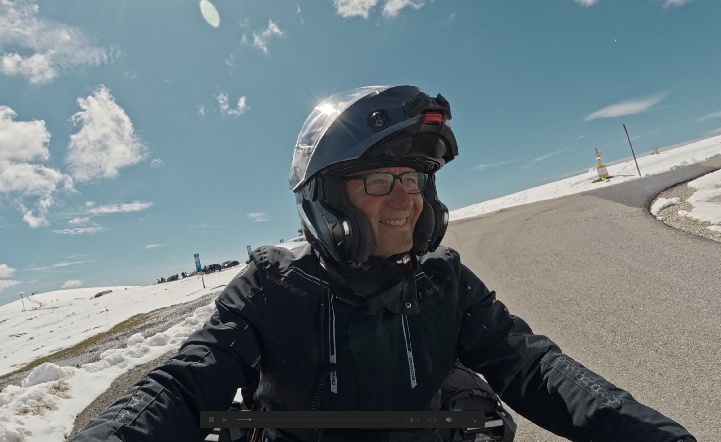 Yves sur sa moto au Semnoz avec de la neige en mai 2026