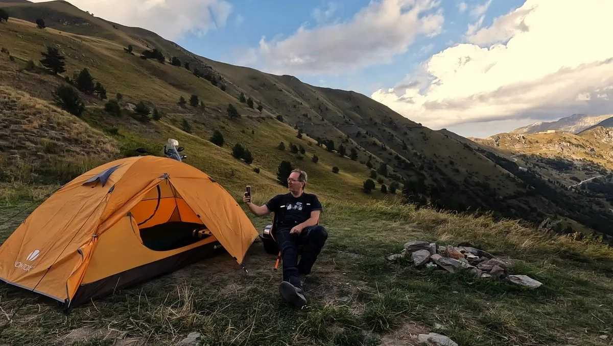 Bivouac moto sur un col alpin au coucher du soleil
