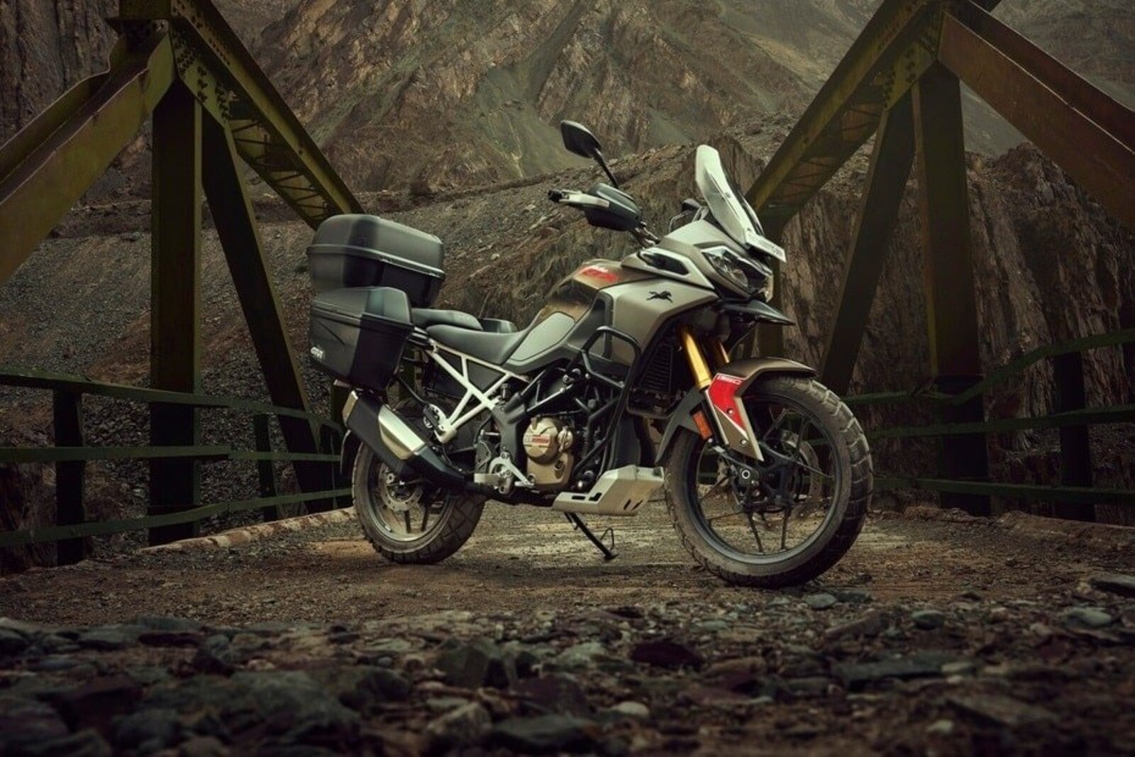 TVS RTX 300 vu de trois quarts, pare-brise haut et sabot moteur