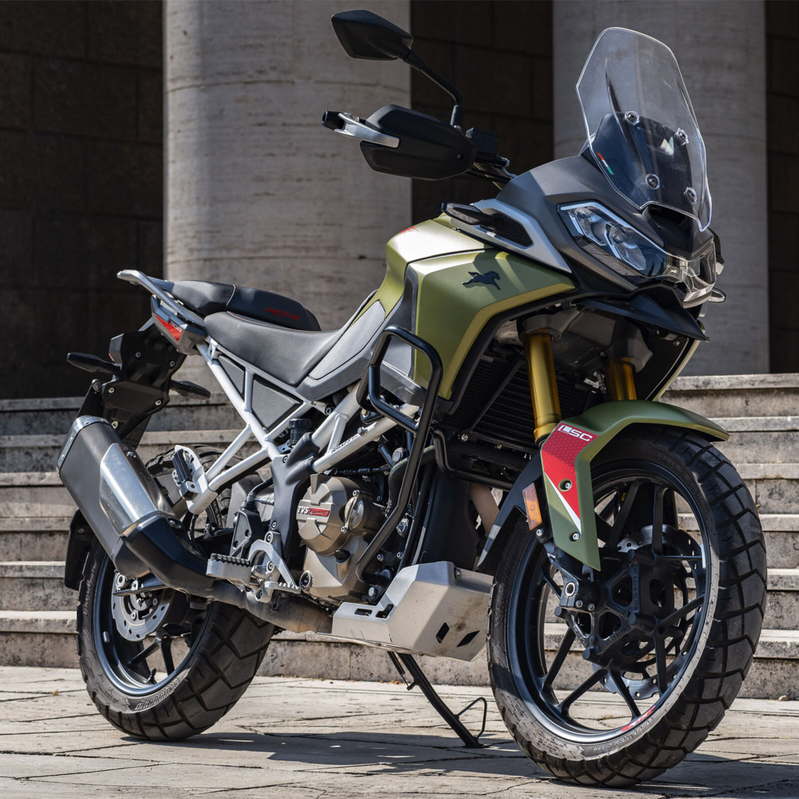 TVS RTX 300 Adventurer, trail A2 indien habillé de vert