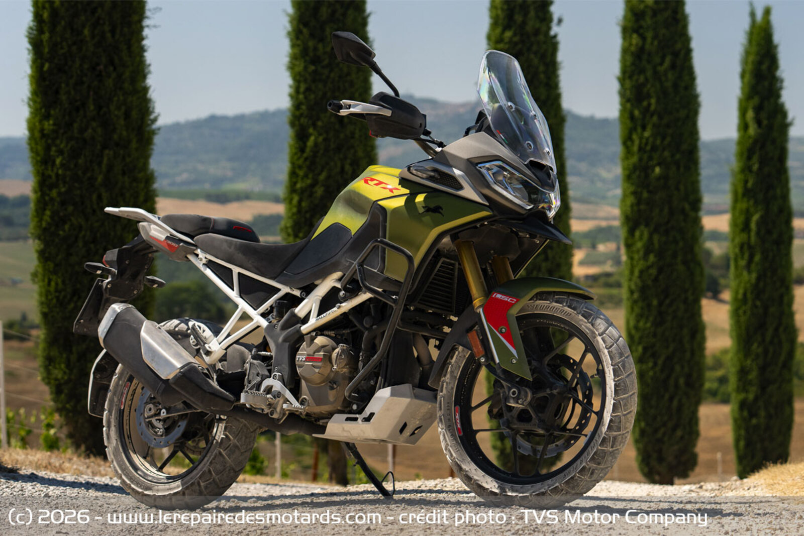 TVS RTX 300 sur un chemin de terre, contexte aventure