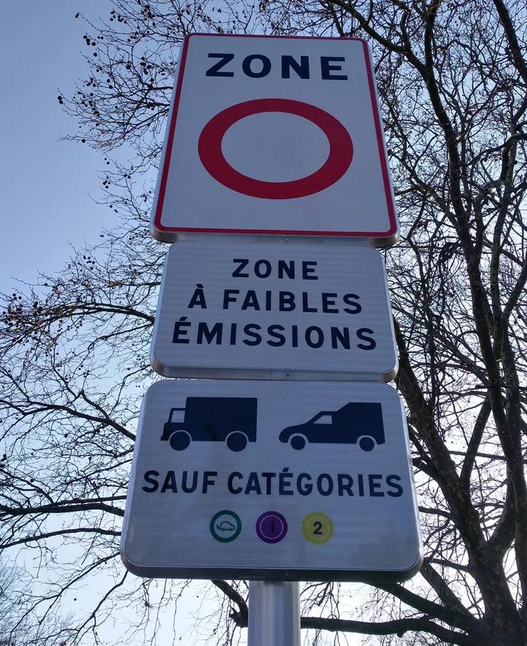 Panneau d'entrée dans une zone à faibles émissions, rue Victor Schœlcher, dans le 9e arrondissement de Lyon